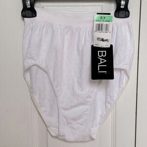 Still has the tags! Bali white underwear with subtle design!